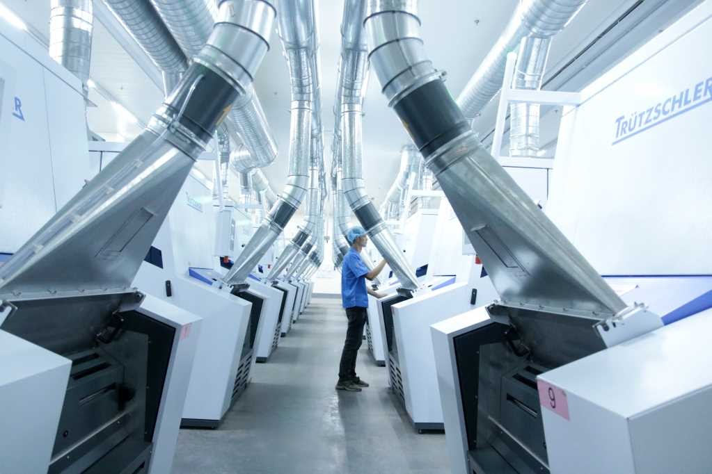 Sản xuất sản phẩm công nghiệp dệt may tại Công ty TNHH Khoa học kỹ thuật Liên Hợp Việt Nam tại KCN Cảng biển Hải Hà. Ảnh: baoquangninh.vn