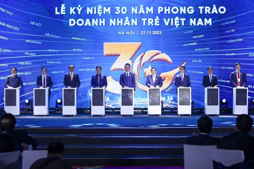 Thủ tướng và các đại biểu thực hiện nghi thức nhấn nút kỷ niệm 30 năm phong trào doanh nhân trẻ Việt Nam - Ảnh: VGP/Nhật Bắc Thủ tướng và các đại biểu thực hiện nghi thức nhấn nút kỷ niệm 30 năm phong trào doanh nhân trẻ Việt Nam - Ảnh: VGP/Nhật Bắc