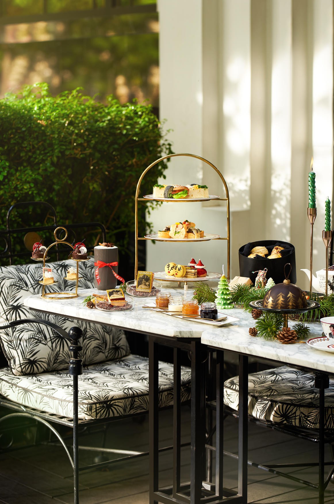 Tiệc trà chiều tại Diva’s Lounge kéo dài từ 14:30 - 17:00 hàng ngày