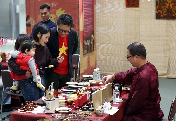 Các vị khách say sưa tìm hiểu về nghệ thuật Sơn mài khắc của Việt Nam (Ảnh: Bộ Ngoại giao Việt Nam)