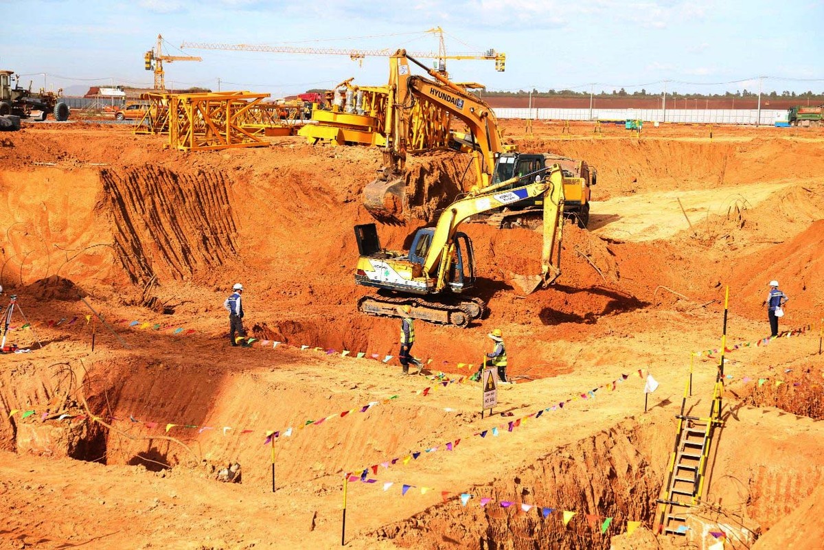 Thời điểm nào cũng nhiều công nhân và kỹ sư nhộn nhịp thi công.