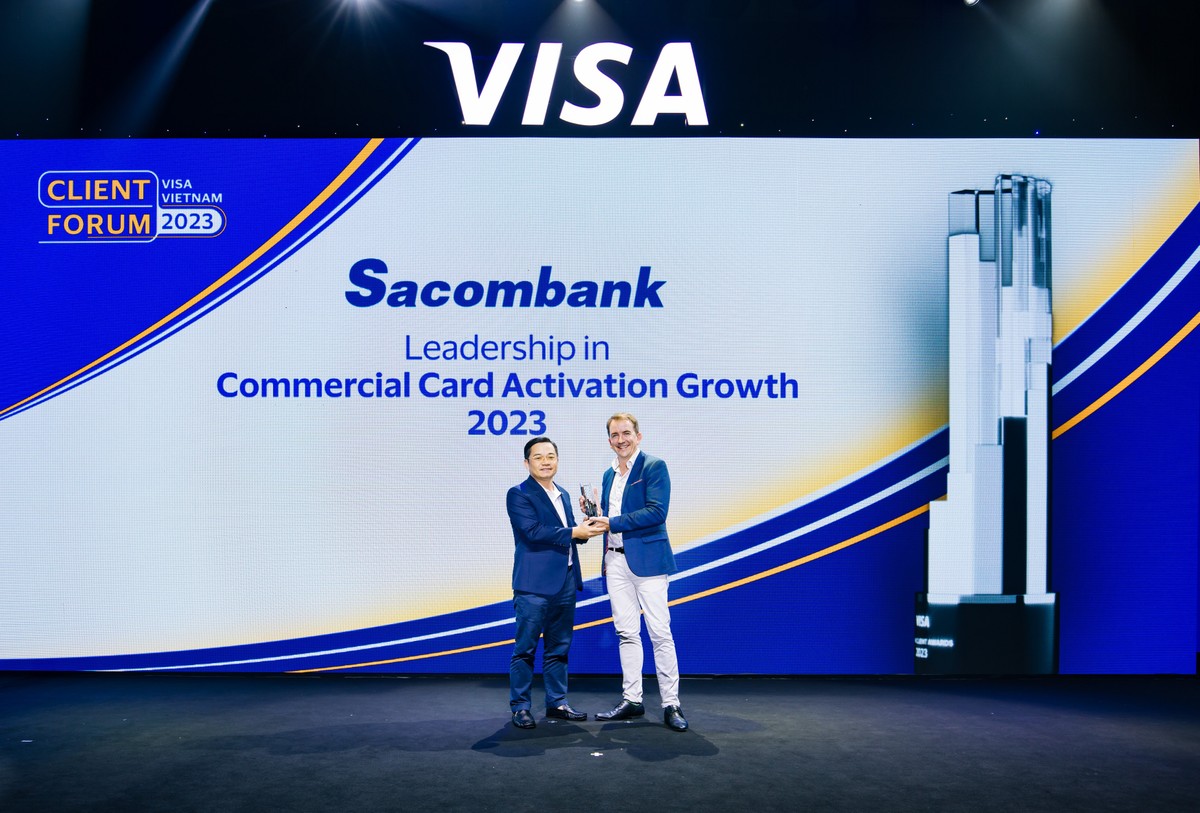 Ông Huỳnh Thiên Phú - Giám đốc TTQL&amp;PTKD Doanh Nghiệp Sacombank nhận giải thưởng “Leadership in Commercial Card Activation Growth 2023” - “Ngân hàng dẫn đầu về tốc độ tăng trưởng kích hoạt Thẻ Doanh Nghiệp 2023” từ đại diện VISA