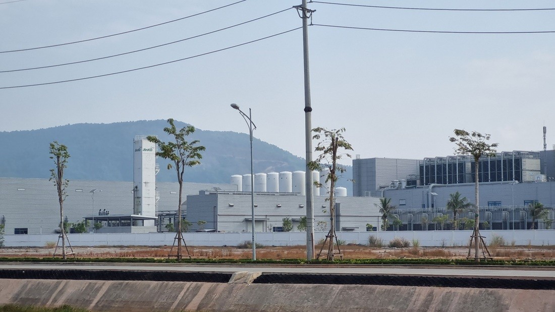 Đường nội khu trong KCN Sông Khoai. Ảnh: Thanh Tân