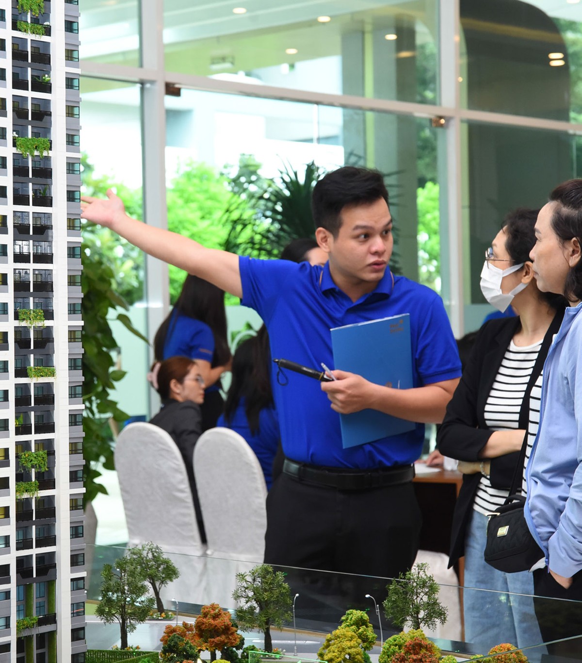 Nhà đầu tư rốt ráo tìm mua sản phẩm tốt. Ảnh: Việt Dũng