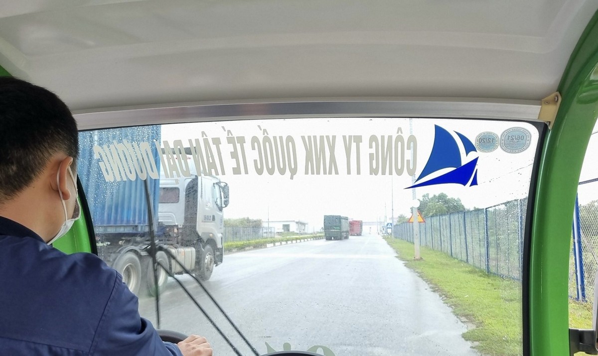 Công ty cổ phần XNK quốc tế Tân Đại Dương bố trí xe điện và người lái xe để trung chuyển khách du lịch qua cầu. Ảnh: Quỳnh Nga.