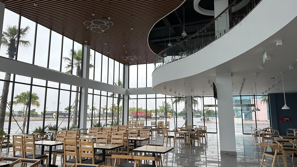 Khu dịch vụ đón khách tại Cửa khẩu quốc tế Móng Cái (Khu vực Bắc Luân II) của Công ty Cổ phần XNK quốc tế Tân Đại Dương được đầu tư hiện đại, sẵn sàng đón khách du lịch. Ảnh: Quỳnh Nga