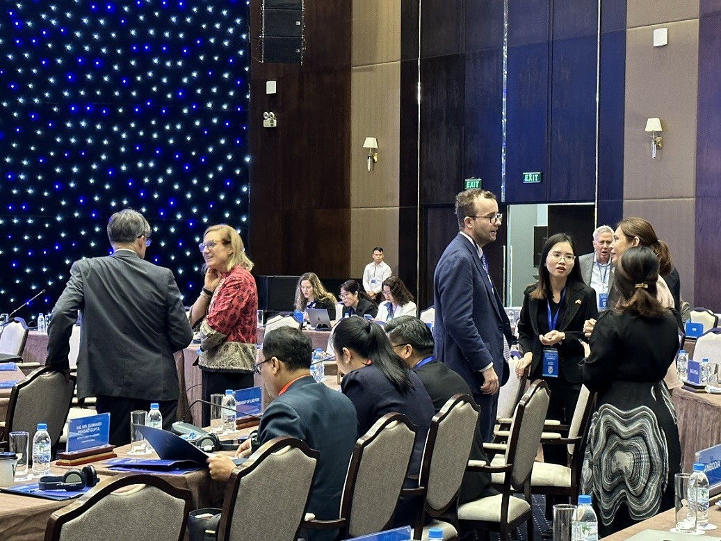 Các đại biểu trao đổi bên lề hội nghị. Ảnh: Quỳnh Nga. Các đại biểu trao đổi bên lề hội nghị. Ảnh: Quỳnh Nga.