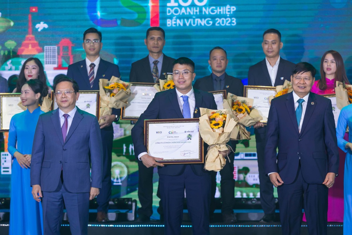 Ông Vũ Duy Vương - Người phụ trách Quản trị công ty đại diện Chứng khoán Bảo Việt nhận giải thưởng