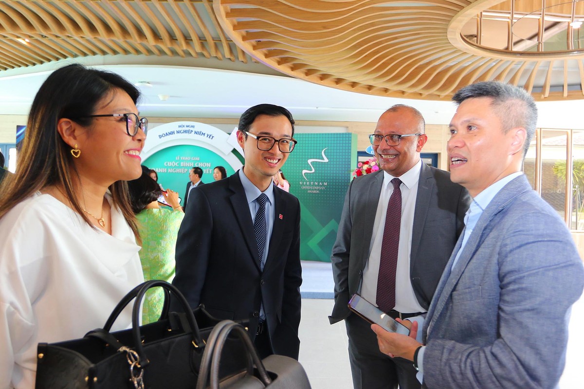 Các chuyên gia, các tổ chức tài chính và doanh nghiệp trao bên lề sự kiện diên ra tại The Arena Cam Ranh, Khánh Hòa ngày 15/12/2023.