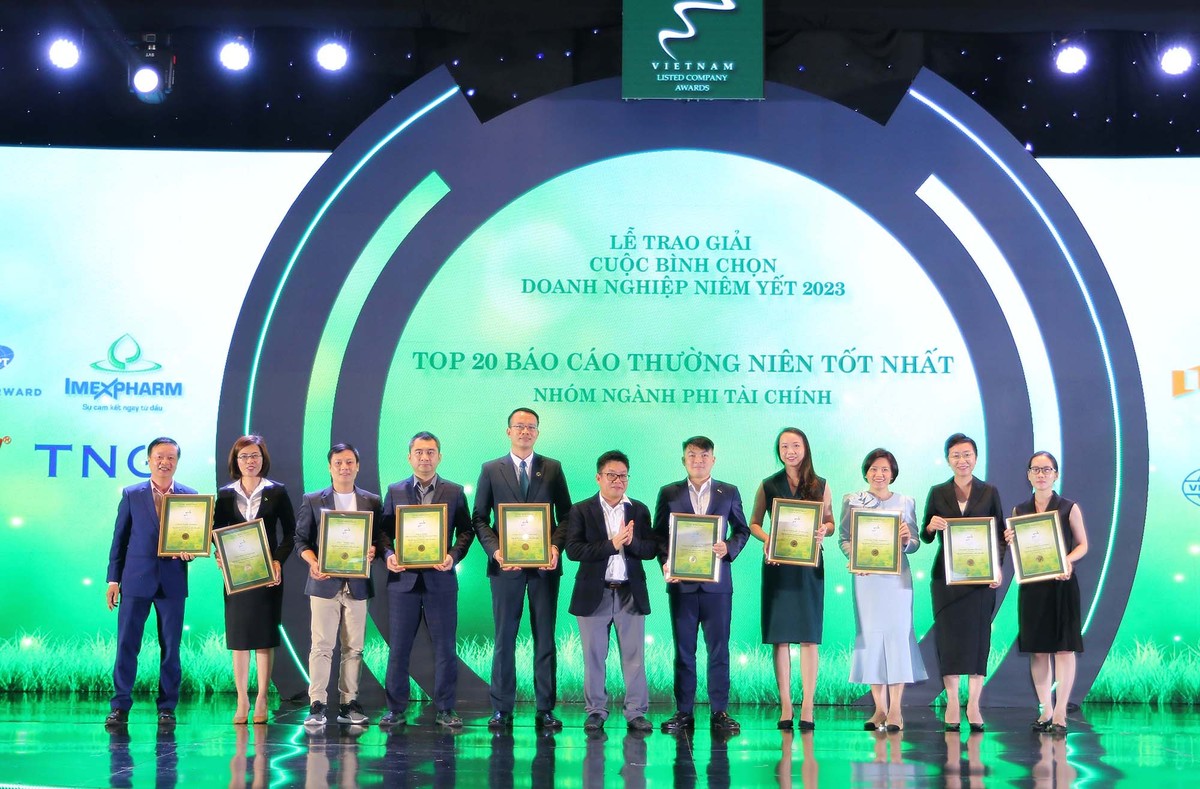 Ông Nguyễn Thành Long, Chủ tịch Hội đồng thành viên Sở Giao dịch Chứng khoán Việt Nam (VNX) trao Top 20 doanh nghiệp Nhóm ngành phi tài chính