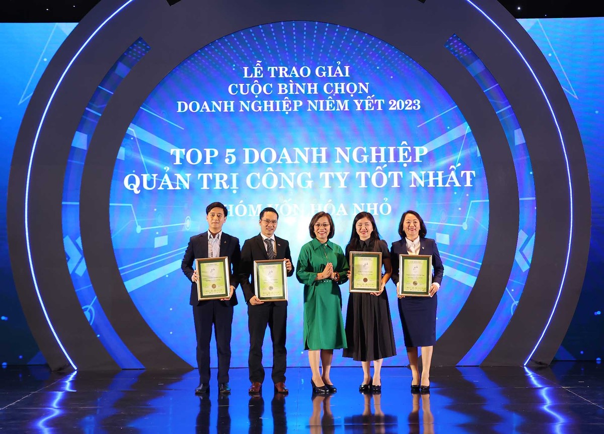 Bà Hà Thu Thanh, Chủ tịch Viện Thành viên Hội đồng quản trị Việt Nam (VIOD) trao TOP 5 doanh nghiệp vốn hóa nhỏ.