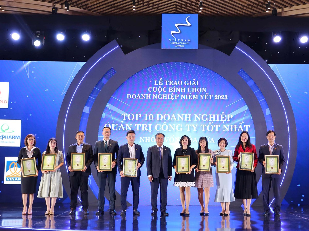 Ông Lê Trọng Minh, Tổng Biên tập Báo Đầu tư, đồng Trưởng Ban Tổ chức Cuộc bình chọn DNNY 2023 trao TOP 10 doanh nghiệp vốn hóa vừa.