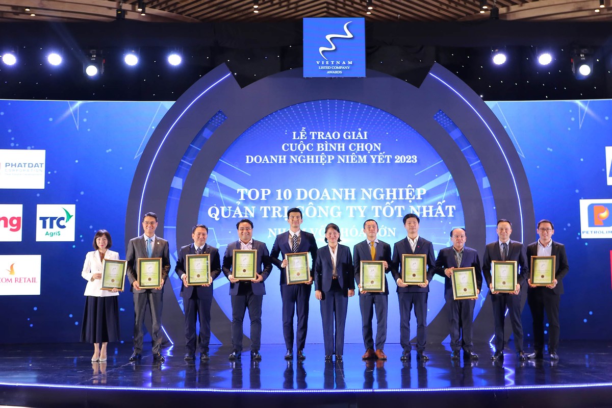 Bà Nguyễn Thị Việt Hà, quyền Chủ tịch Sở Giao dịch Chứng khoán TP.HCM (HoSE) trao TOP 10 doanh nghiệp vốn hóa lớn.