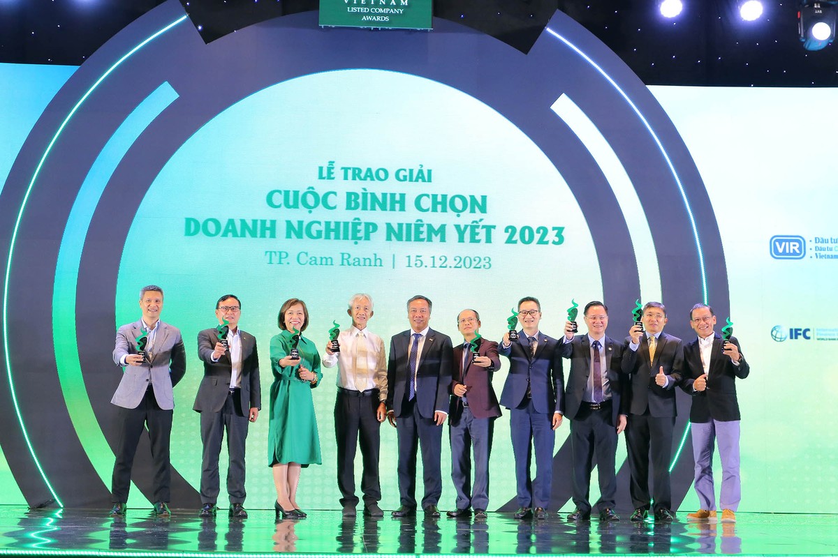 Ông Lê Trọng Minh, Tổng Biên tập Báo Đầu tư, đồng Trưởng Ban Tổ chức Cuộc bình chọn DNNY 2023 trao kỷ niệm chương cho Hội đồng bình chọn.