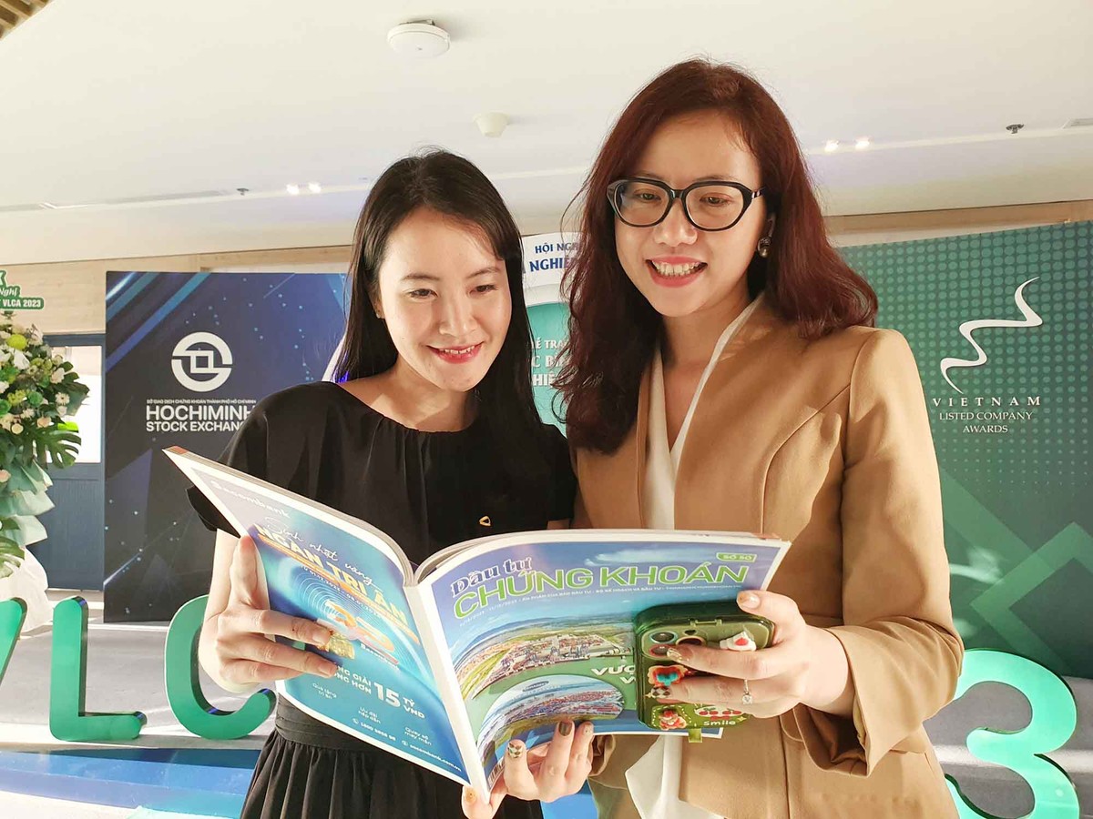 Đại diện các ngân hàng, các doanh nghiệp đến sự kiện từ sớm tham khảo thông tin từ ấn phẩm Báo Đầu tư Chứng khoán.