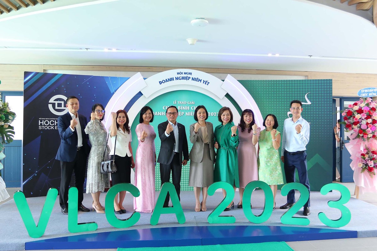 Đại diện Ban tổ chức cùng các Sở, Ban, Ngành và các doanh nghiệp chụp hình kỷ niệm thể hiện sự quyết tâm cho Phát triển bền vững.