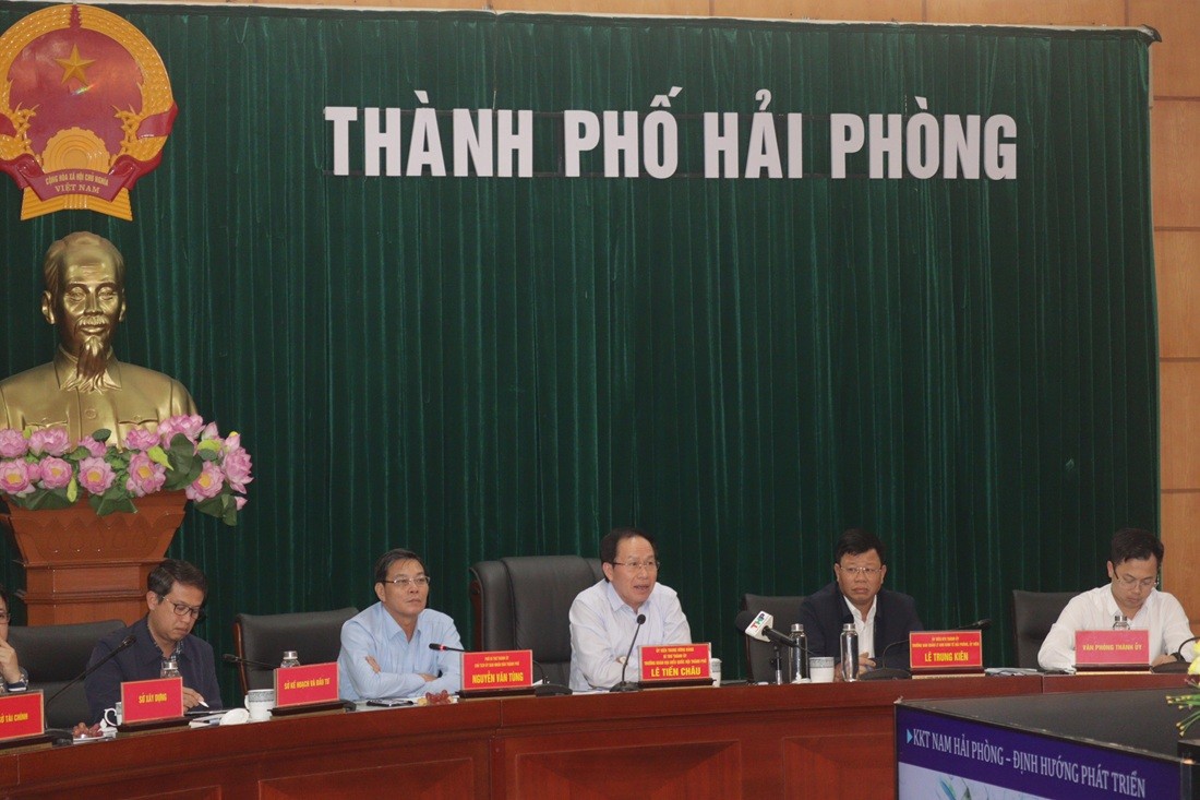 Ông Lê Tiến Châu, Bí thư Thành ủy Hải Phòng chủ trì và phát biểu tại Hội nghị