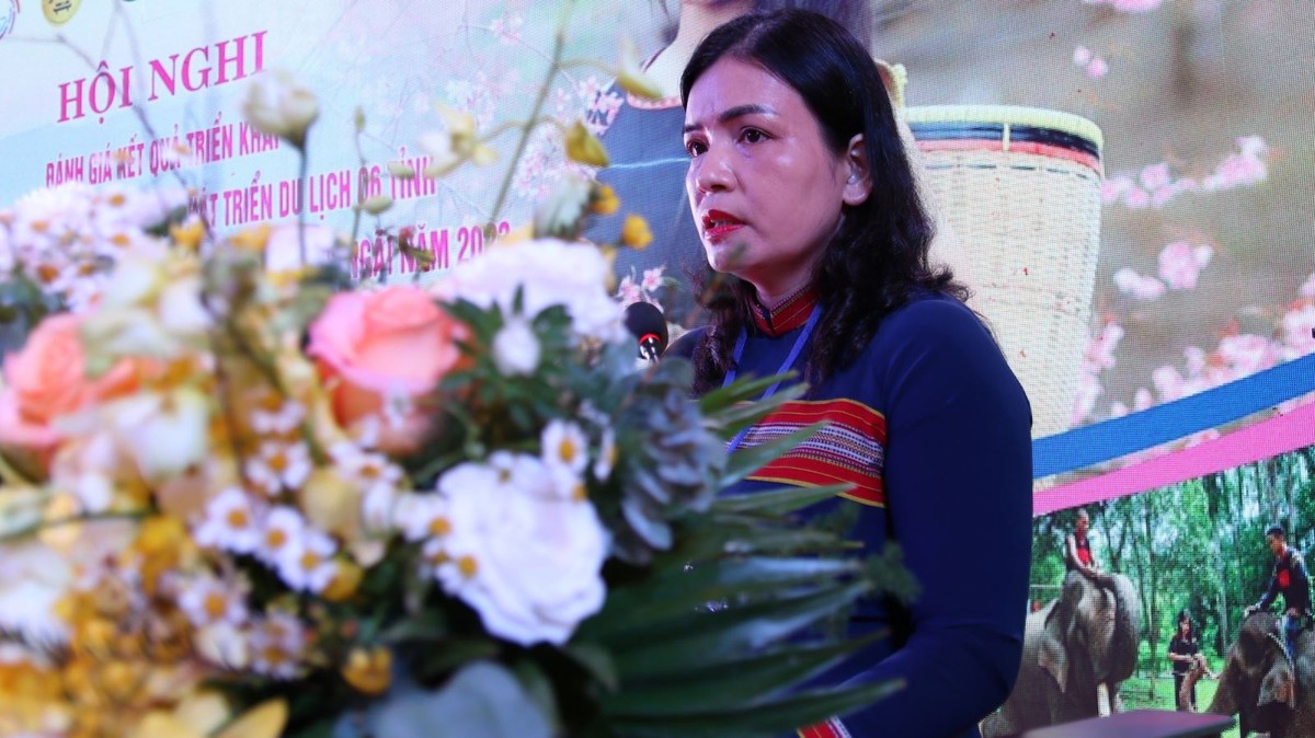 Phó chủ tịch UBND tỉnh Kon Tum Y Ngọc phát biểu tại hội nghị