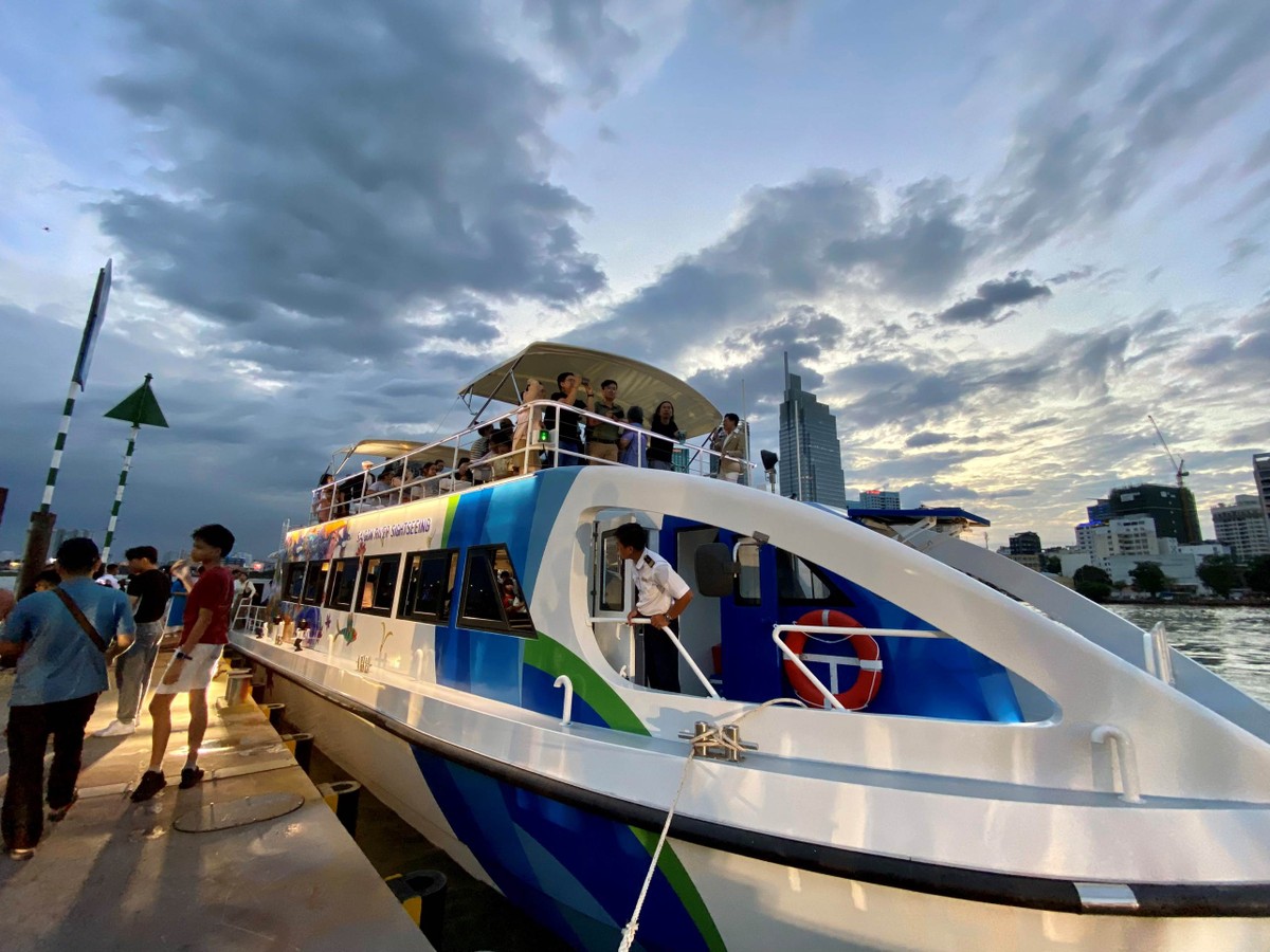 Điểm khác biệt của buýt sông hai tầng so với buýt sông đã ra mắt trước đó là không gian mở ở tầng 2. Du khách có thể dễ dàng ngắm sông Sài Gòn, cũng như check-in ở những nơi tàu đi qua mà không bị giới hạn.