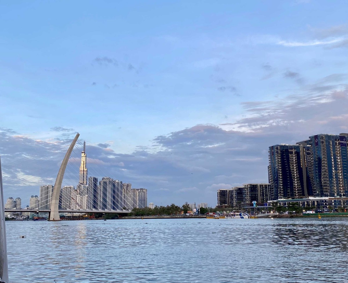 Buýt sông hai tầng sẽ đưa du khách đi qua những công trình lớn như bến Nhà Rồng – nơi gắn với công cuộc ra đi cứu nước của Chủ tịch Hồ Chí Minh; Bitexco – tòa nhà chọc trời ở trung tâm quận 1; tòa nhà Landmark – top 20 tòa nhà cao nhất thế giới, cầu Ba Son – biểu tượng mới của TP.HCM…