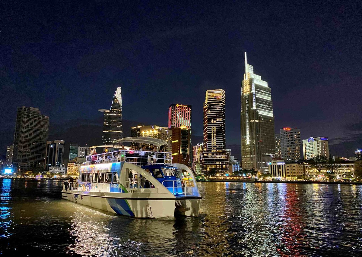 Dòng sông đã mang vẻ đẹp riêng, hiện hai bên bờ cũng đang được cải tạo ngày một hoàn thiện.