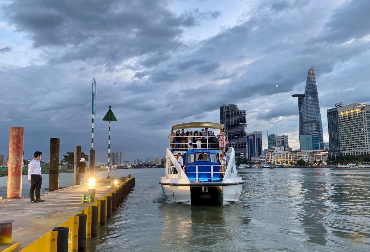 Hành trình không chỉ thưởng ngoạn vẻ đẹp hiền hòa của dòng sông mà du khách còn lắng nghe dòng sông kể chuyện. Câu chuyện về sông Sài Gòn 300 năm trên bến dưới thuyền hình thành và phát triển. Hiện tại, hành trình kéo dài khoảng 1 tiếng và giá tour từ 177.000 - 339.000 đồng theo từng hạng ghế