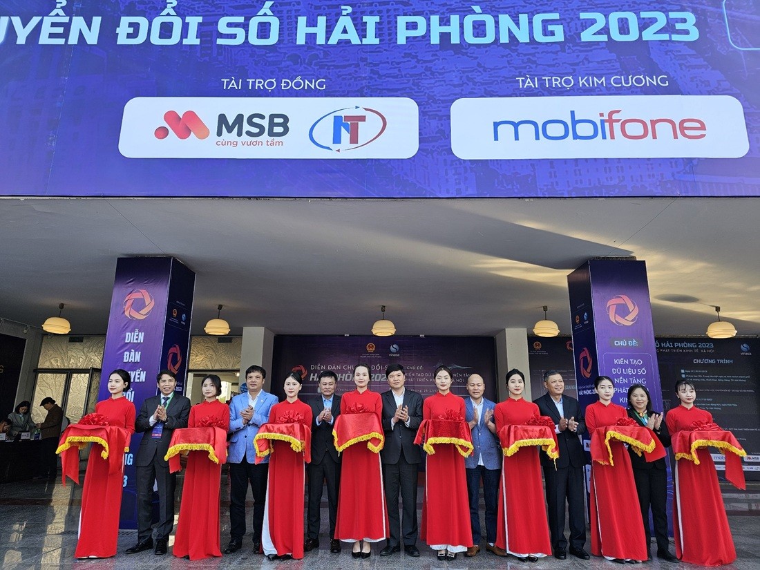 Các đại biểu cắt băng khai mạc Triển lãm “Thành tựu và giải pháp công nghệ” sáng 27/12