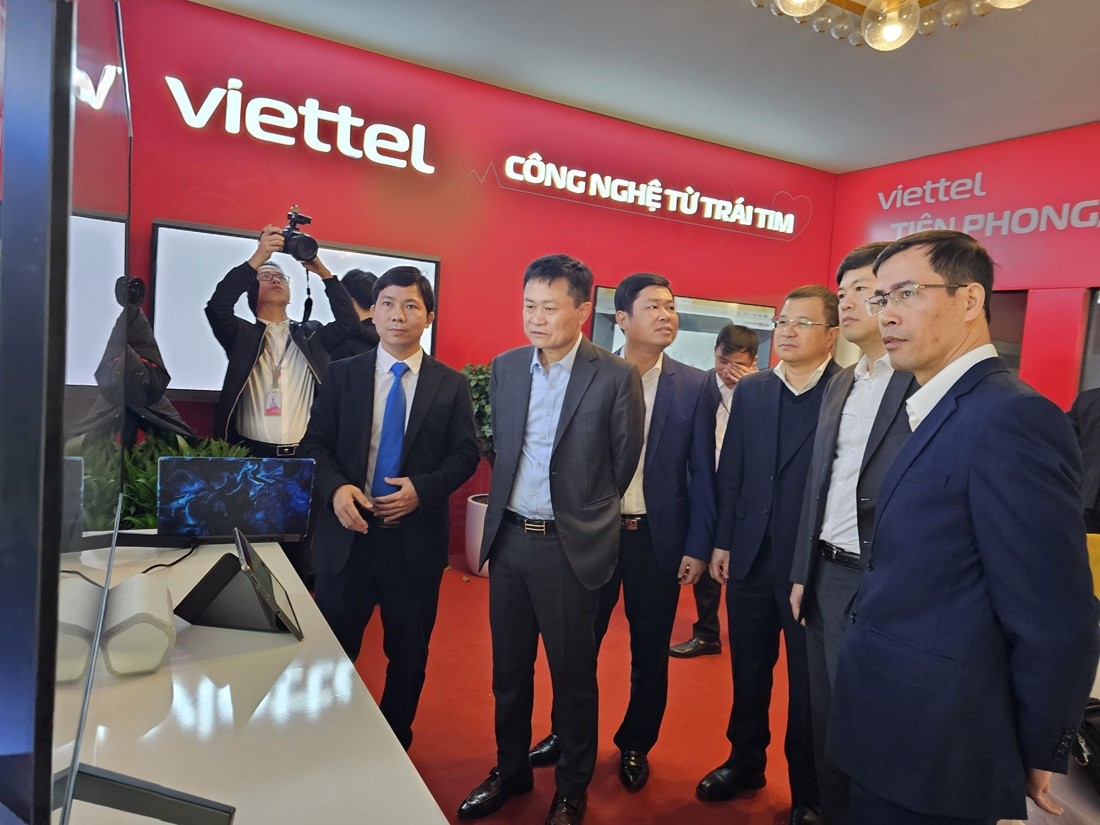 Một số gian hàng tại Triển lãm “Thành tựu và giải pháp công nghệ”