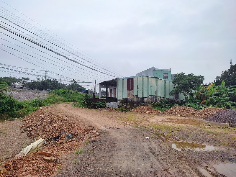 Dự án vẫn còn nhiều nhà dân chưa di dời nên việc san gạt mặt bằng bị gián đoạn.