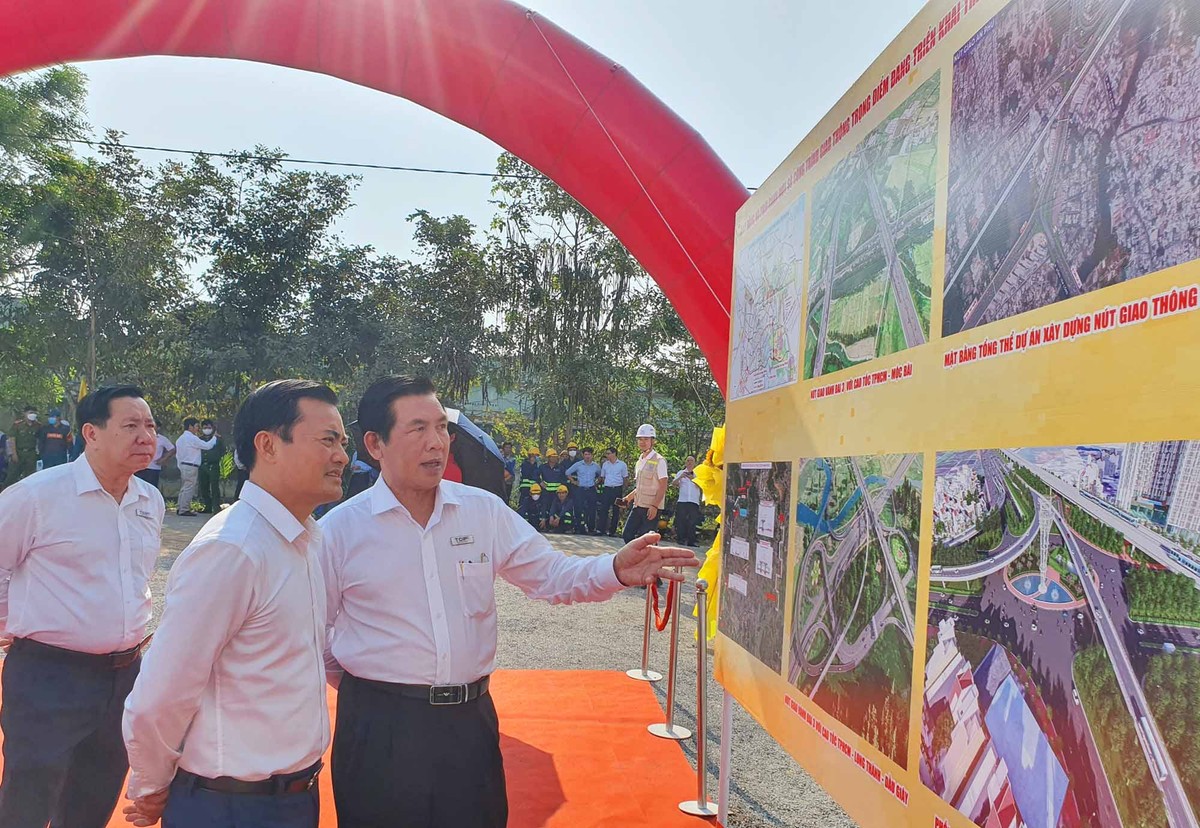 Ông Lương Minh Phúc (phải) giám đốc TCIP giới thiệu các dự án trọng điểm tới ông Bùi Xuân Cường, Phó chủ tịch UBND. TP.HCM.