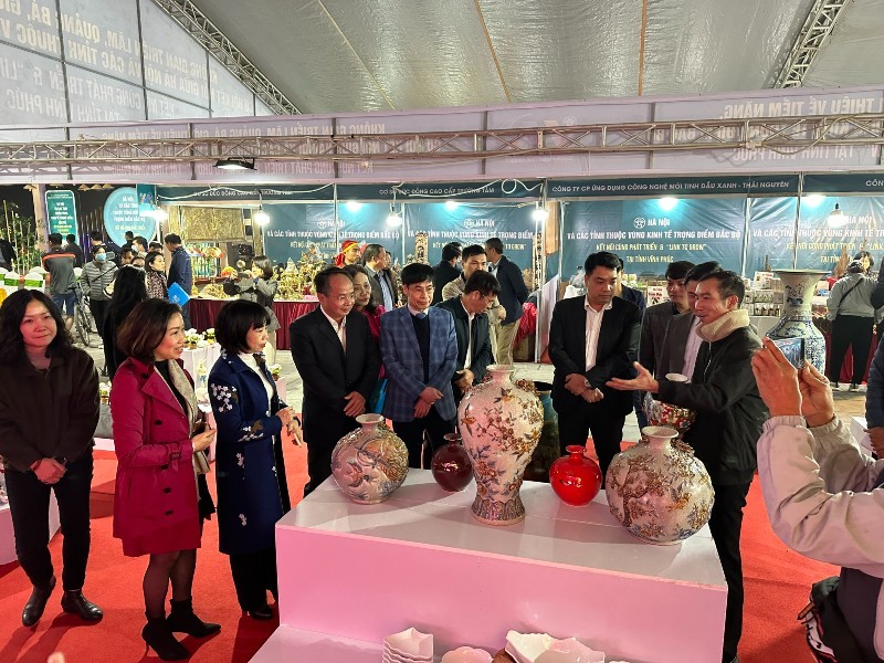 Các đại biểu tham quan gian hàng.