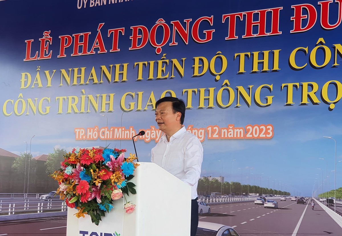 Ông Phạm Văn Khôi, Chủ tịch HĐQT, Tổng giám đốc Công ty cổ phần Đầu tư và Xây dựng giao thông Phương Thành, đại diện các nhà thầu phát biểu cam kết.