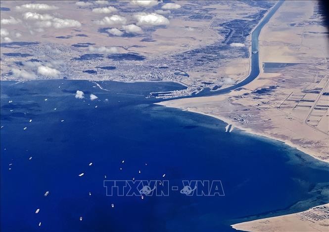 Tàu thuyền chuẩn bị di chuyển qua Kênh đào Suez, Ai Cập. Ảnh: AFP/TTXVN