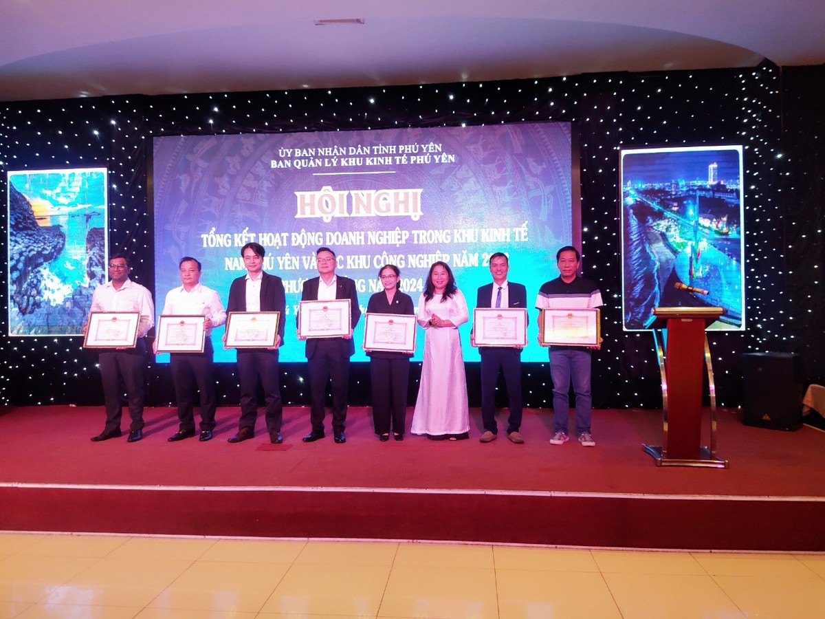 Ban Quản lý Khu kinh tế Phú Yên tặng giấy khen cho nhiều tập thể, cá nhân có thành tích xuất sắc trong hoạt động sản xuất kinh doanh năm 2023.