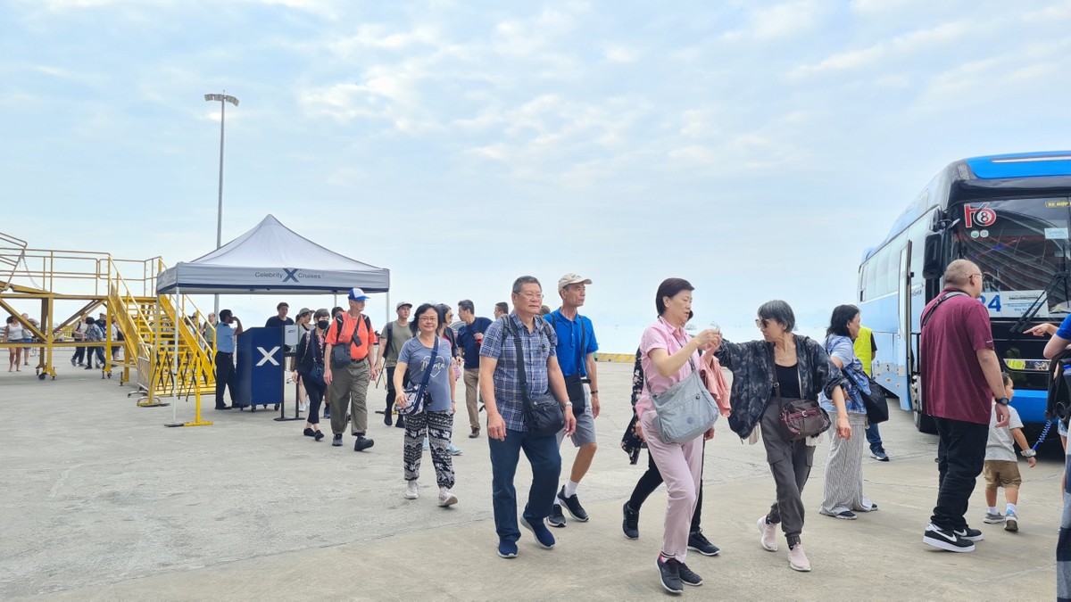 Khách du lịch tàu biển đóng góp lượng khách không nhỏ cho Quảng Ninh