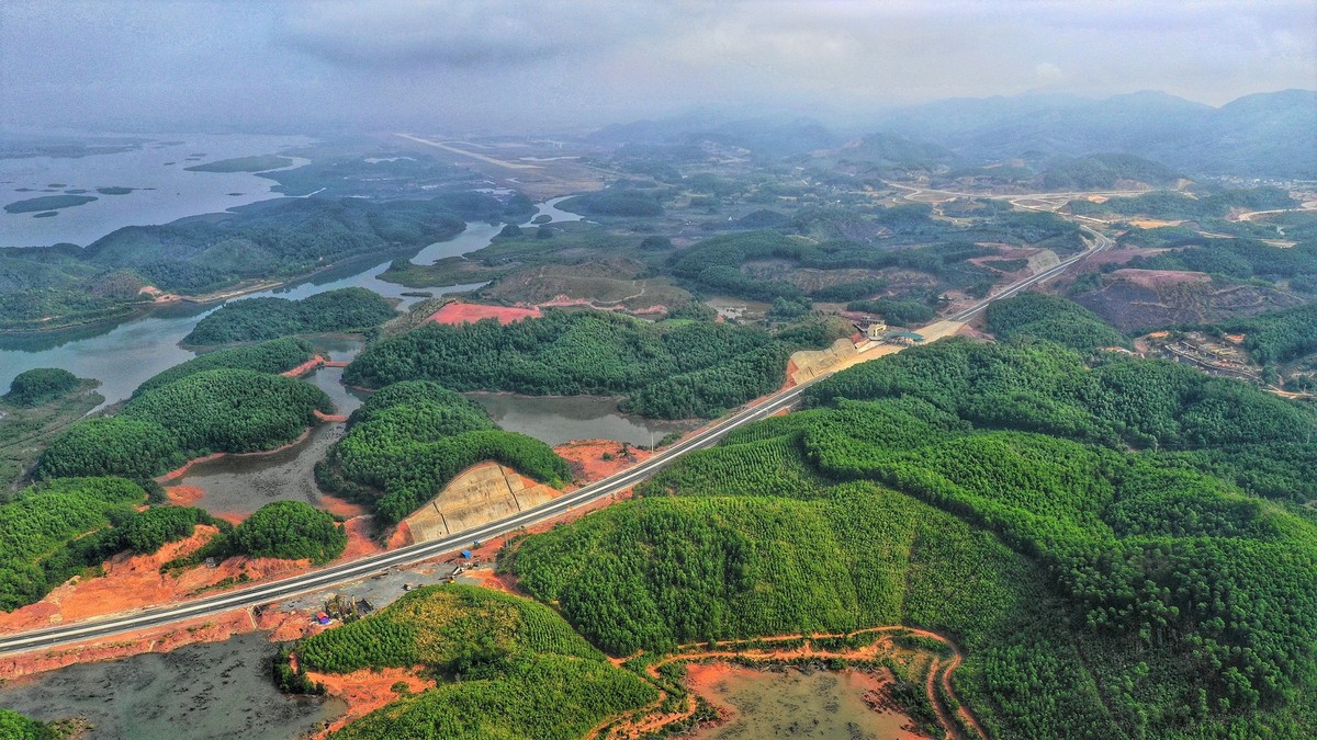Cao tốc Hạ Long – Vân Đồn là mảnh ghép không thể thiếu trong bộ ba “Không – Thủy – Bộ” của Quảng Ninh