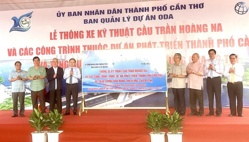 Lãnh đạo và nguyên lãnh đạo TP. Cần Thơ thực hiện nghi thức thông xe kỹ thuật công trình cầu Trần Hoàng Na và các công trình thuộc Dự án phát triển TP. Cần Thơ và tăng cường khả năng thích ứng của đô thị.