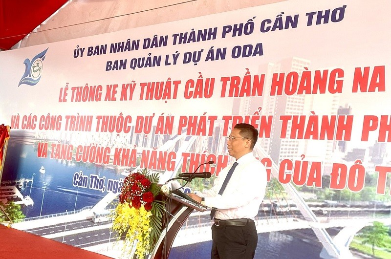 Phó Chủ tịch UBND TP. Cần Thơ Nguyễn Thực Hiện cho rằng cầu Trần Hoàng Na là công trình trọng điểm, có vai trò rất quan trọng đối với sự phát triển kinh tế - xã hội của thành phố.