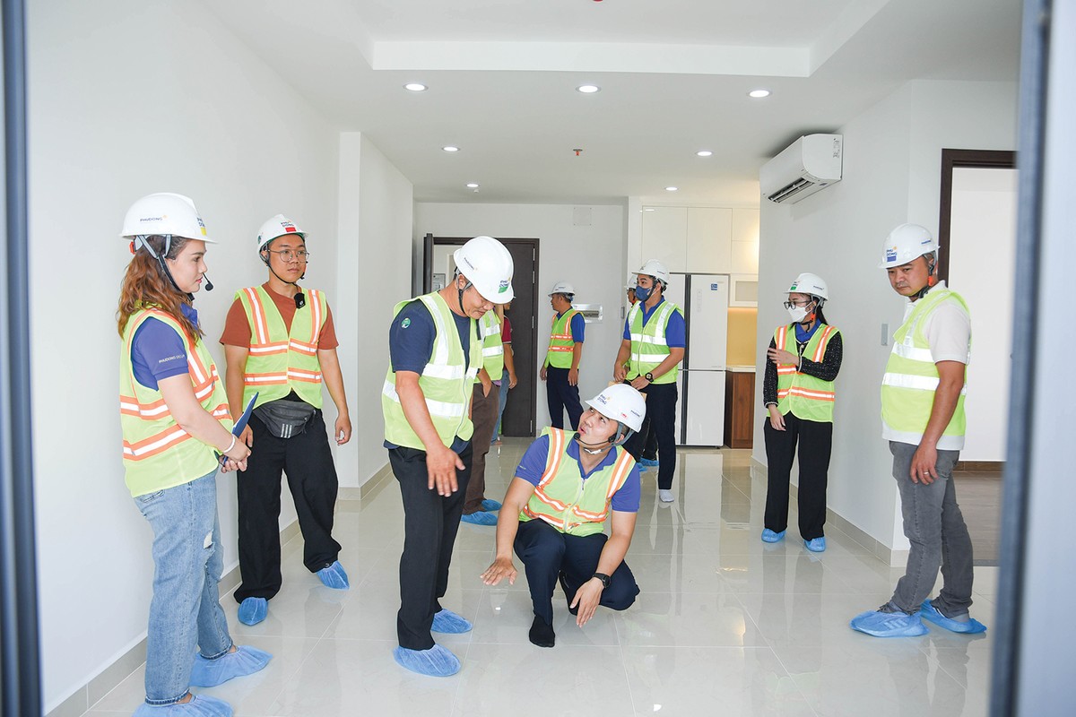 Khách hàng đi xem nhà thực tế tại dự án của Phú Đông Group. Việt Dũng