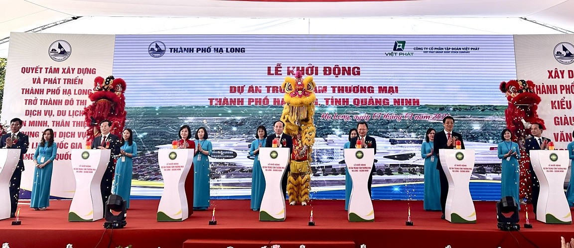 Các đại biểu bấm nút khởi động dự án Trung tâm thương mại Thành phố Hạ Long. Ảnh: Quỳnh Nga. Các đại biểu bấm nút khởi động dự án Trung tâm thương mại Thành phố Hạ Long. Ảnh: Quỳnh Nga.