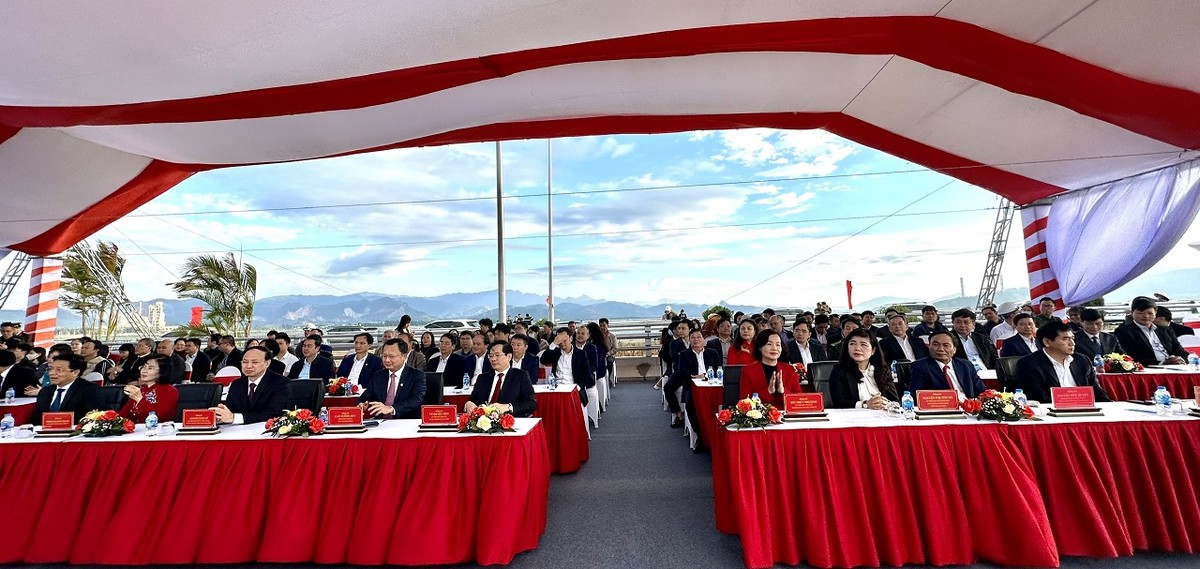 Các đại biểu dự lễ khánh thành Cầu Bình Minh. Ảnh: Quỳnh Nga Các đại biểu dự lễ khánh thành Cầu Bình Minh. Ảnh: Quỳnh Nga