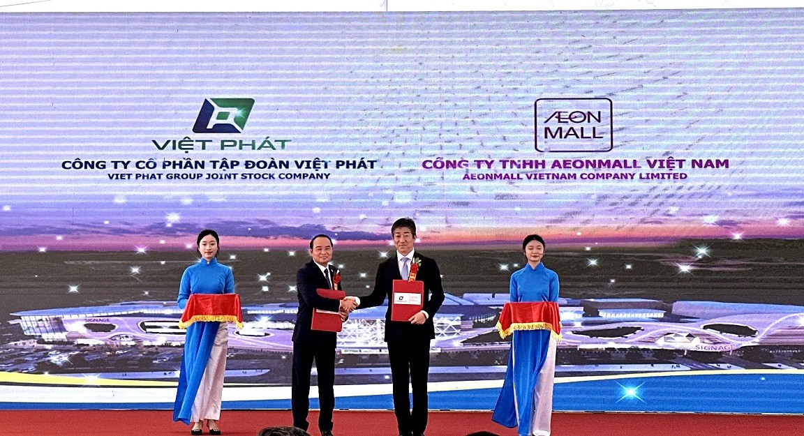 Đại diện Công ty cổ phần Tập đoàn Việt Phát và Công ty TNHH Aeon Mall Việt Nam trao văn kiện hợp tác phát triển dự án. Ảnh: Quỳnh Nga. Đại diện Công ty cổ phần Tập đoàn Việt Phát và Công ty TNHH Aeon Mall Việt Nam trao văn kiện hợp tác phát triển dự án. Ảnh: Quỳnh Nga.