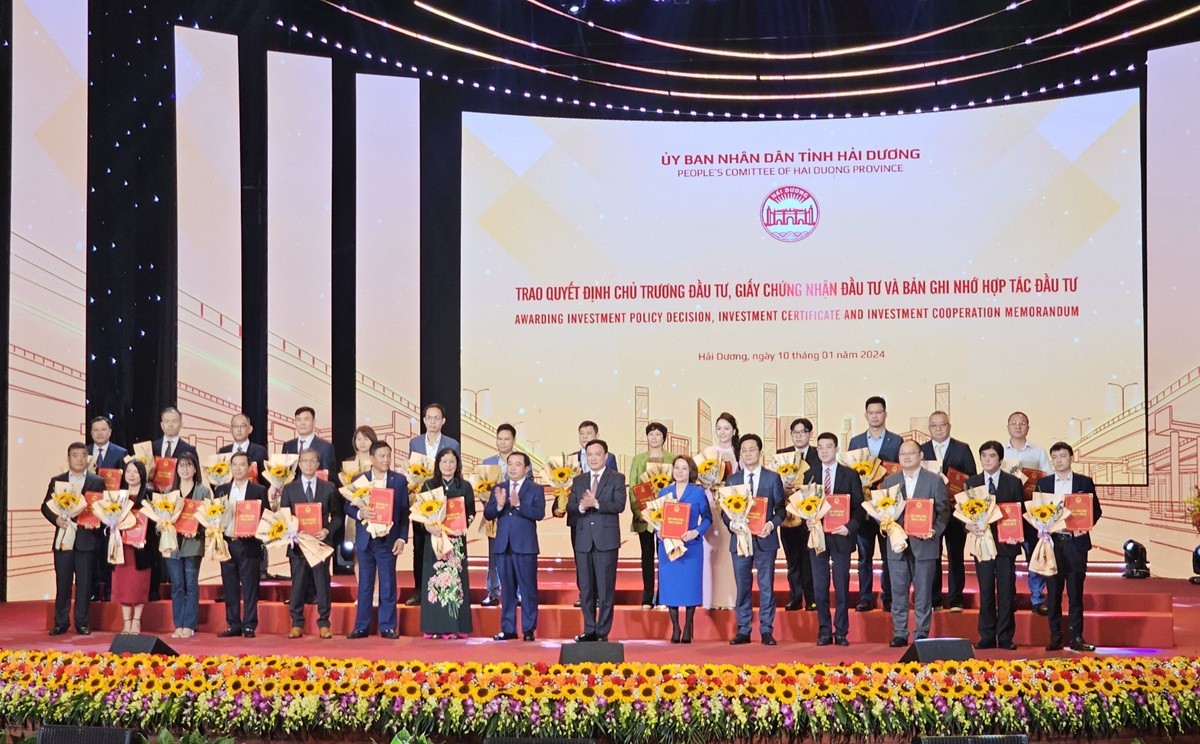 Lãnh đạo tỉnh Hải Dương trao quyết định chủ trương đầu tư, giấy chứng nhận đầu tư và bản ghi nhớ hợp tác đầu tư cho 27 doanh nghiệp trong và ngoài nước tại Hội nghị.