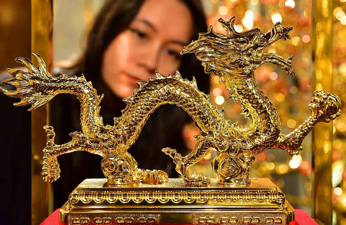 Các sản phẩm đều được các nghệ nhân chế tác tinh xảo. Tác phẩm này có tên " Rồng thịnh vượng" có giá 49.500.000 đồng.