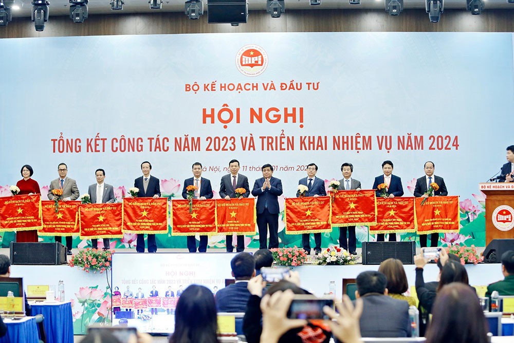 Bộ trưởng Nguyễn Chí Dũng trao Cờ thi đua của Bộ cho 10 đơn vị.