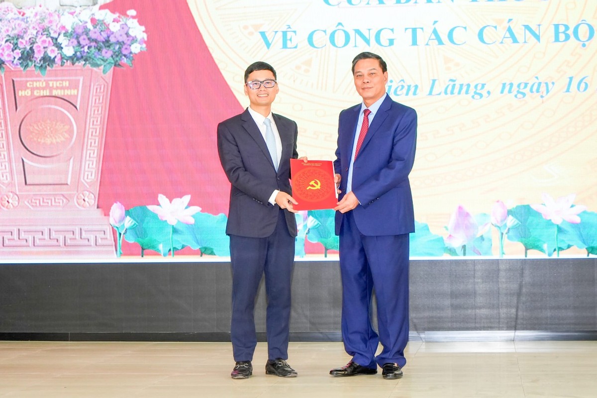 Ông Nguyễn Văn Tùng, Chủ tịch UBND TP. Hải Phòng trao Quyết định cho ông Phạm Minh Đức, giữ chức vụ Phó Bí thư Huyện uỷ Tiên Lãng.