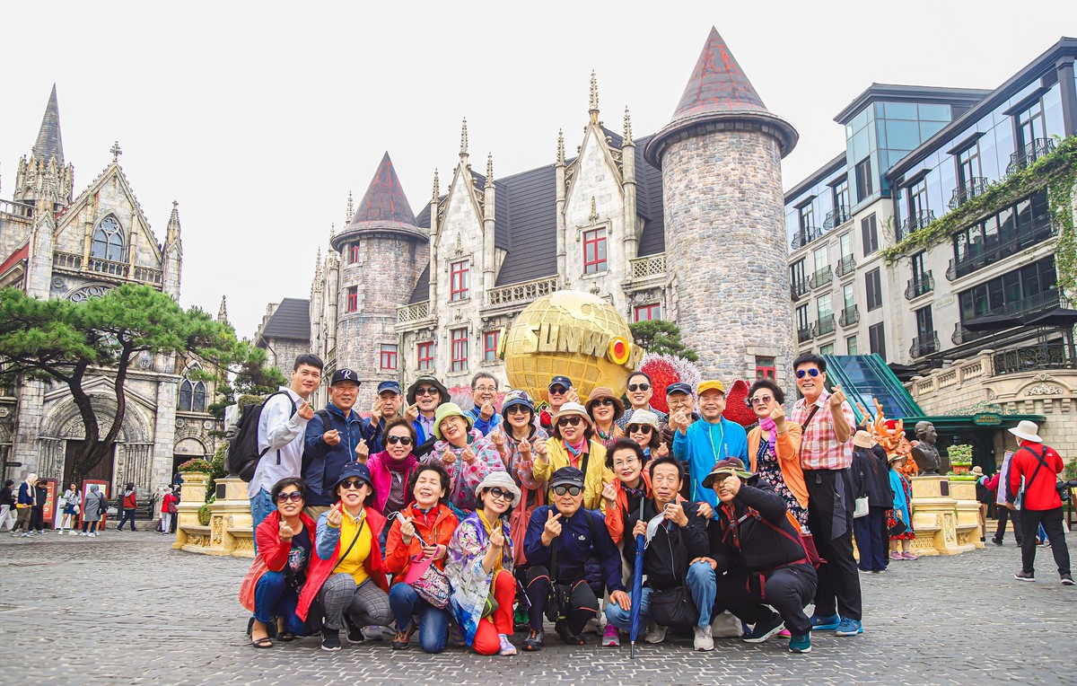 Du khách Hàn Quốc thích thú check-in tại Sun World Ba Na Hills