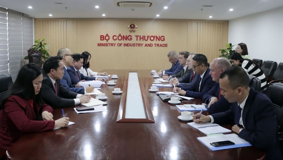 Thứ trưởng Nguyễn Sinh Nhật Tân làm việc với Chủ tịch Ủy ban Thương mại quốc tế (INTA) của Nghị viện châu Âu (EP).