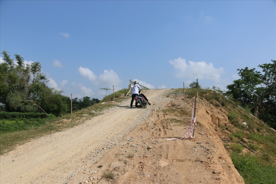 Việc đầu tư dự án cầu Trà Đình dang dở khiến người dân đi lại gặp nhiều khó khăn.