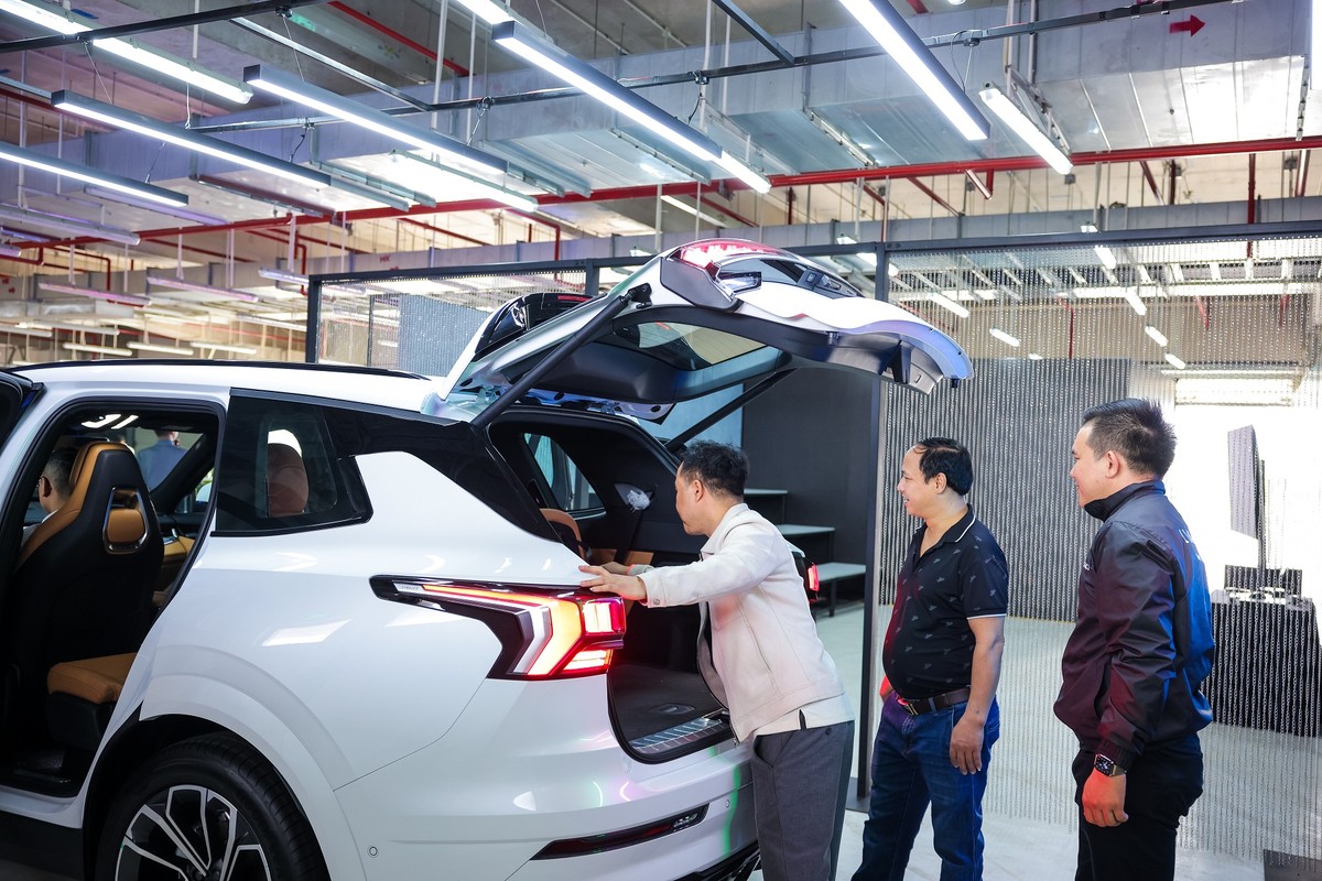 Một vị khách đã đặt cọc ngay từ khi mở bán tại Hà Nội đang được chuyên gia giới thiệu từng chi tiết cũng như những tính năng độc đáo của xe Lynk &amp; Co.